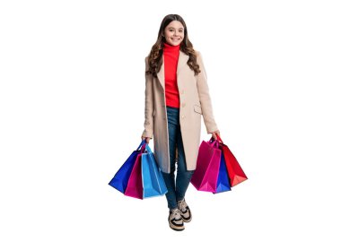 Sonbahar alışverişi. Şık bir genç kız sonbahar montuyla alışverişe çıkar. Alışveriş ve indirim. Çantalı kız. En iyi satış teklifi. Alışveriş sonrası genç moda kızı. Gerçek alışverişkolik.