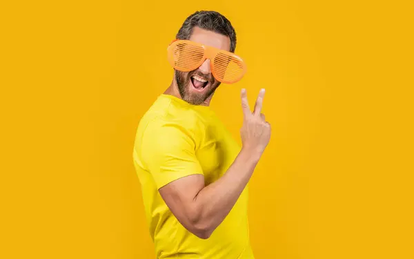 一个戴着夏季眼镜的派对男人的照片 戴着黄色隔板的夏装派对男 背景是戴夏季眼镜的派对男 在演播室里戴眼镜的派对男人 — 图库照片