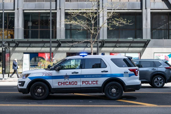 Chicago, ABD - 27 Nisan 2023: Chicago Polis Departmanı araba sürücüsü yan görüntüsü.