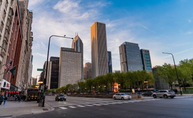 Chicago, ABD - 28 Nisan 2023 Chicago şehir merkezi Michigan Bulvarı şehir merkezi gökdelen binası.