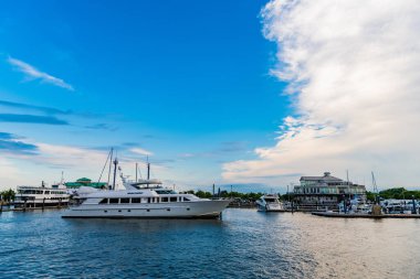 Jersey City, ABD - 28 Haziran 2023 Hudson Nehri üzerindeki Liberty Landing Marina 'ya yanaştı.