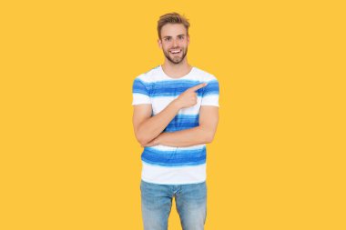 Milenyum adamı stüdyoda mutlu bir şekilde duruyor. Milenyum insanı günün tadını çıkarır. Sarı arka planda izole edilmiş bin yıllık bir adam. Bin yıllık bir adam şık kıyafetler giyer..