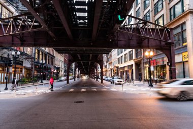 Chicago, ABD - 28 Nisan 2023: Wabash Caddesi 'ndeki L Tracks mimari yapısının şehir manzarası.