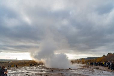 Geysir, İzlanda - 15 Ekim 2017: Strokkur doğa gayzeriyle insanlar seyahat ediyor.