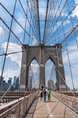 New York City, ABD - 12 Mayıs 2023: Brooklyn Köprüsü Hudson Nehri üzerinden Manhattan, New York.