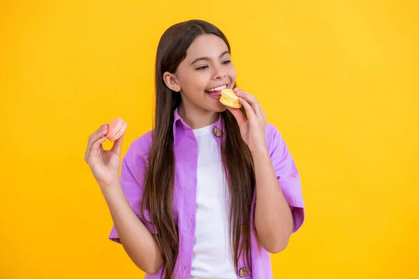 stock image french cookie of macaroon. girl enjoying flavor of macaron. girl with macaroon. yummy macaroon dessert. teen girl savoring a macaron. Sweet tooth girl eat macaron. french yummy cookie. sweet food.