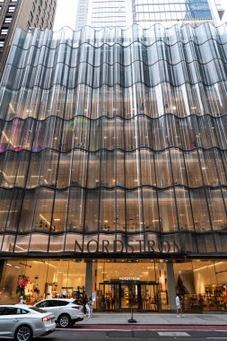 New York City, ABD - 9 Temmuz 2023: Nordstrom lüks mağaza binası ön cephesi girişi.