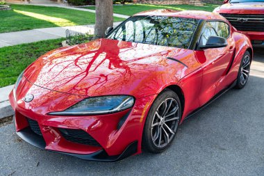 Chicago City, ABD - 26 Nisan 2022 Toyota Supra 2.0 kırmızı spor araba ön tarafta park edilmiş..