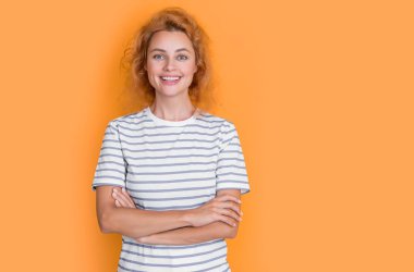 Sarı arka planda izole edilmiş, fotokopi alanı olan mutlu kızıl saçlı kız portresi. Stüdyodaki genç kızıl saçlı kızın portresi. Yetişkin kızıl kız portresi.