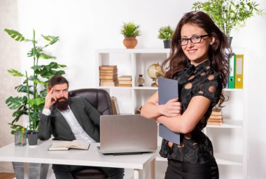 Kariyer tutkusu. Ofisteki hırslı kadın. Profesyonel hırs. Kariyer kızı. Sekreter patronun önünde dur. Ortalama olmak için zamanım yok..