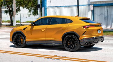 Miami Beach, Florida ABD - 15 Nisan 2019 Sarı Giallo Auge Lamborghini Urus, yan görüş.