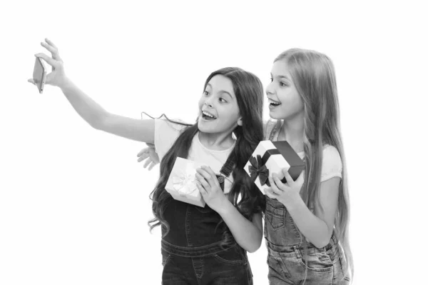 Dzieciak Trzyma Pudełko Prezentów Odpakowuję Prezenty Urodzinowe Robię Sobie Selfie — Zdjęcie stockowe