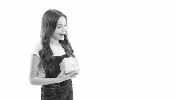 Щаслива Дівчина Підліток Тримає Подарункову Коробку Ізольовано Білому Дитина Підліток — стокове фото