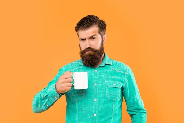 Serious Caucasian Man Holding Mug Yellow Background Tea Break — Fotografie, imagine de stoc