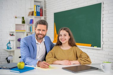 Hocayla sınıfta mutlu çocuk eğitimi..