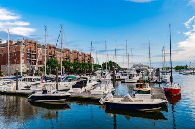 Jersey City, ABD - 28 Haziran 2023 Yaz tatilinde Liberty Landing Marina 'ya yanaşan yatlar ve yelkenliler.