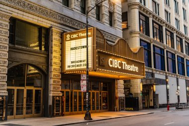 Chicago, ABD - 28 Nisan 2023: CIBC tiyatro ışığı girişi şehir merkezinde.