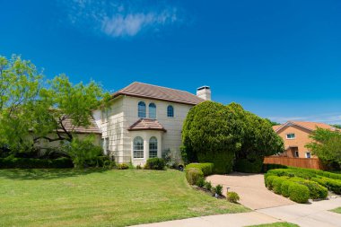 İkamet mimarisi. Banliyö ev mimarisi. Modern yazlık ev. Mimarlık konsepti. Mahalledeki bir mülk. Açık alanda bir apartman. mimari tasarım. Kasaba evi.