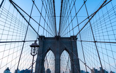 Brooklyn Köprüsü 'nün şehir mimarisi simgesi. Metropolis şehrinin mimarisi. Brooklyn Köprüsü. New York mimarisi. Brooklyn Köprüsünden Manhattan 'a. Doğu Nehri üzerinde..