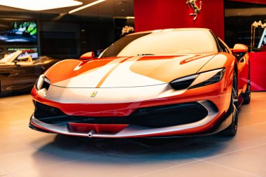 New York City, ABD - 09 Ağustos 2023: Ferrari 296 GTS 2022 sergi salonunda akort edilmiş spor araba, alçak görüş.