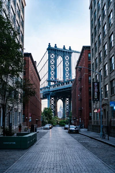 Manhattan, New York, ABD - 15 Temmuz 2023: Manhattan Köprüsü New York Canal Caddesi 'nde Manhattan Köprüsü ile Brooklyn şehir merkezinin doğu nehri kesiştiği yer..