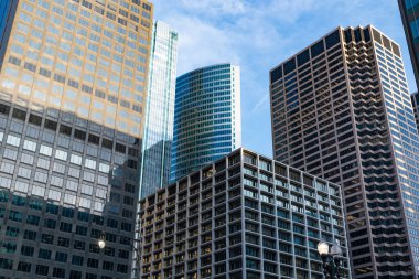 Camsı dış görünüşü olan bir gökdelen. Metropolis City 'deki modern bina. Metropolis City 'de bir gökdelen. Şehir merkezinde gökdelenli bir şehir. Metropolis mimarisi. Gökdelen mimarisi.