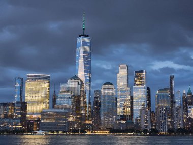 New York 'un gökdelen binası. Kentsel mimari. Manhattan ve Hudson River şehir merkezinde. Metropolitan şehri. Büyük şehir manzarası. New York şehir merkezi. Manhattan silueti. New York Gece Şehri.