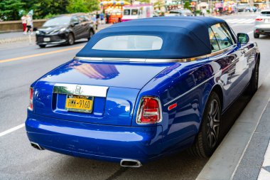 New York, ABD - 7 Temmuz 2023: 2008 Rolls-Royce Phantom Drophead Coupe mavi araba park edilmiş arka köşe manzarası.