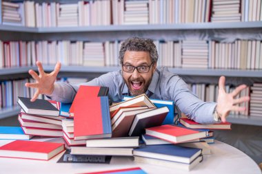 Okul eğitimi ve bilgisi. Derste ya da sınavda kitap kurdu öğretmeni. Kütüphanede kitap seven bir adam. Sınıfta öğretmen beyin fırtınası yapıyor. Öğretmen için bilgi günü. merak ve hayal gücü.