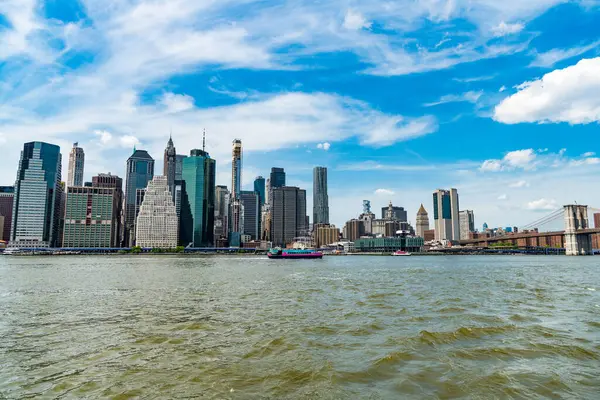 New York şehri. New York şehir mimarisi. Şehir merkezindeki modern gökdelen binası. Manhattan 'ın gökdeleni. Manhattan 'ın gökdelen silueti. Şehir manzarası silüeti. New York gökyüzü manzarası.