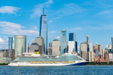 New York, ABD - 16 Haziran 2023 Veneziaw Karnavalı. New York Manhattan 'ın Skyline' ı Hudson Nehri yolcu gemisiyle seyahat ediyor.