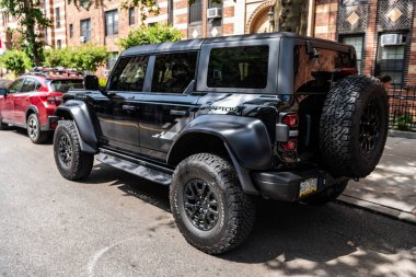 New York, ABD - 05 Ağustos 2023 Ford Bronco Black Diamond SUV siyah araba, arka taraf manzaralı, yolun sağ tarafına park edilmiş..