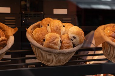 Kahvaltını çörekli ya da kruvasanlı yap. Fırın yemeği. Taze pişmiş tarçınlı. Fransız kruvasan pastası. Taze fırın. Sepette Cinnabon kruvasanı. Sıcak yemek..
