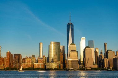 Metropolitan şehri. Gün doğumunda ya da günbatımında şehir manzarası. New York şehir merkezi. Manhattan silueti. New York şehri, Amerika. New York 'un gökdelen binası. Şehir mimarisi. Manhattan şehir merkezinde, Hudson 'da..
