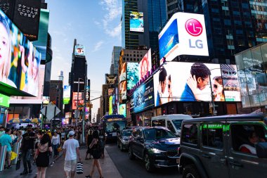 New York City, ABD - 23 Temmuz 2023: Times Square Caddesi 'nde kalabalıkla aydınlandı.
