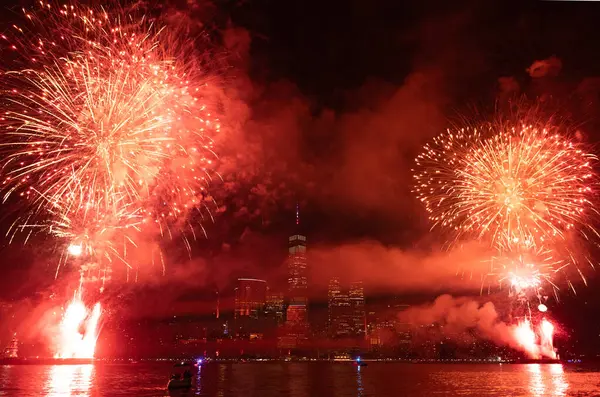 New York Manhattan havai fişekleri arifesinde. Manhattan 'da havai fişekler. New York 4 Temmuz Havai fişekleri. Flashing Fireworks ile New York City Skyline Manhattan. Bağımsızlık Günü