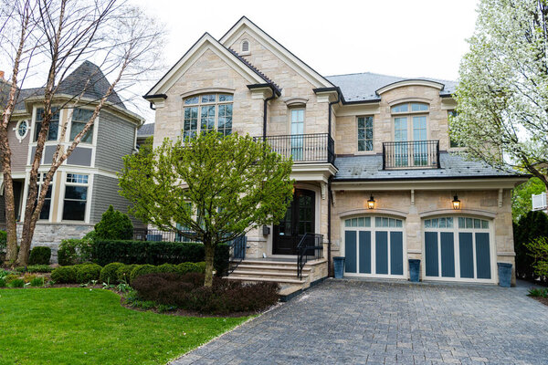 архитектура с гаражом. пригородная недвижимость. Жилой или арендный дом в Фелике. страхование жилья. Архитектурный жилой дом. пригородный район. особняк в американском районе.