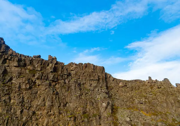 大自然中的地质构造 地质学塑造了地貌 火山岩石质岩石 山区景观自然 地质学概念 地质火山岩山脊 山区自然环境 — 图库照片