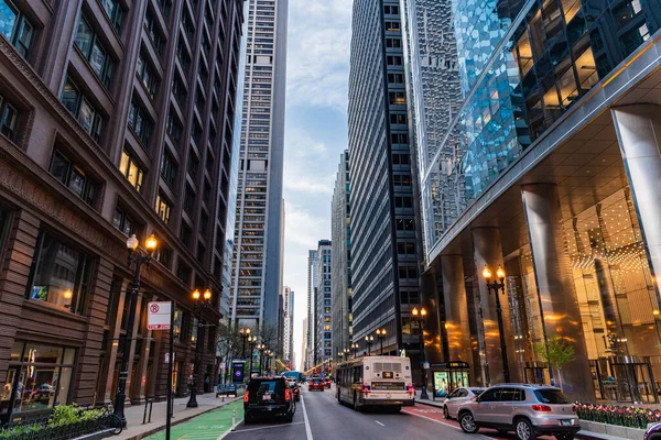 Chicago Usa 2023 Április Illinois Utcát Üveghomlokzatú Felhőkarcoló Épületek Őrzik — Stock Fotó