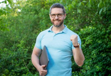 Mutlu işletme müdürünün bilgisayarda serbest fotoğrafının çekilmesi. İşletme müdürlüğü. İşletme müdürü dışarıda serbest çalışıyor. İşletme Yöneticisi Serbest Çalışması.