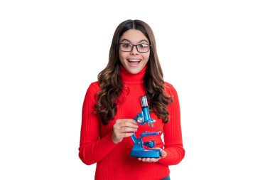 Mikroskobu olan liseli kız. Kız öğrenci işyerinde mikroskopla çalışıyor. Biyoloji deneyi. Okula dönüyorum. Kimya deneyimi. Okulda biyoloji okuyorum. Kızlar için biyoloji bilimi.