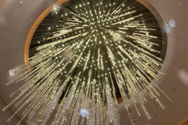 Büyük bir sanat avizesi. Genel iç tasarım. Aydınlatma ya da aydınlatma dekorasyonu. Modern lüks avize. Modern tarz aydınlatma armatürü. Tavandan sarkan lamba. kristal tavan lambası.