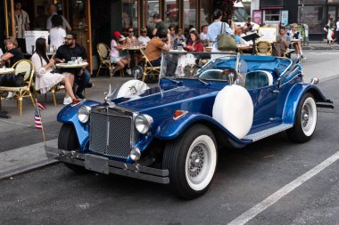 New York City, ABD - 30 Haziran 2023: Excalibur Serisi III phaeton klasik araba ön tarafı görünümü.