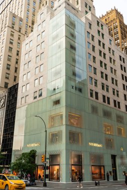 New York City, ABD - 9 Temmuz 2023: Saks Fifth Ave perspektifindeki Louis Vuitton binası.