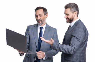 İşadamları e-postayı kontrol ediyor. İşadamları merkez büroda serbest çalışıyor. İş çevrimiçi. Dizüstü bilgisayarda çalışan serbest çalışan adamlar. Dizüstü bilgisayarı olan iş adamları beyazda izole edilmiş. Uzaktan kumanda. Uzak toplantı.