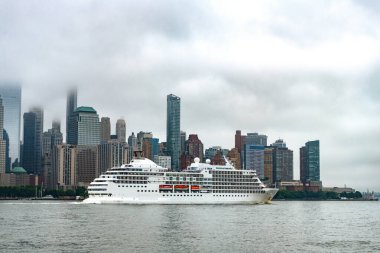 New York 'tan Manhattan' a giden bir sonraki yolcu gemisi. New York Manhattan 'ın silueti Hudson Nehri yolcu gemisiyle geziyor. Yolcu gemisinde tatil