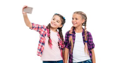 Okul çocukları sohbet ediyor. İki kız telefonda konuşuyor. Kızlar, çocuklar canlı sohbetler yaparlar. Konuşan liseli kızlar hikayeler ve kahkahalar paylaşıyorlar. blog yazma.
