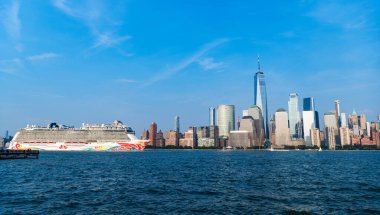 New York, ABD - 13 Haziran 2023: New York 'ta Manhattan' a giden Norveçli bir gemi. New York Manhattan 'ın Skyline' ı Hudson Nehri yolcu gemisi NCL 'de seyrediyor..