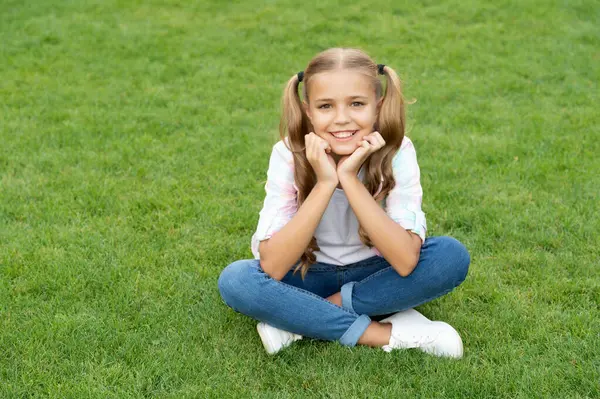 Infância Feliz Menina Adolescente Verão Relaxar Parque Menina Adolescente Sentado — Fotografia de Stock
