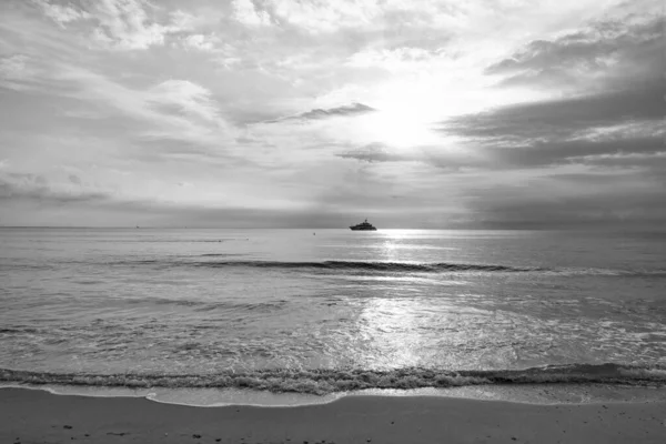Yaz Mevsimi Deniz Manzaralı Sabah Kumsalında Romantik Manzaralı — Stok fotoğraf